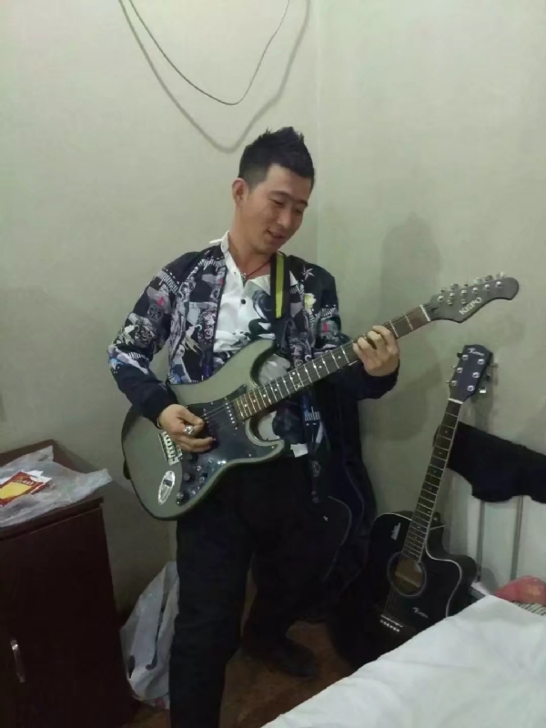 小吉他的第一张照片--永州相亲服务中心